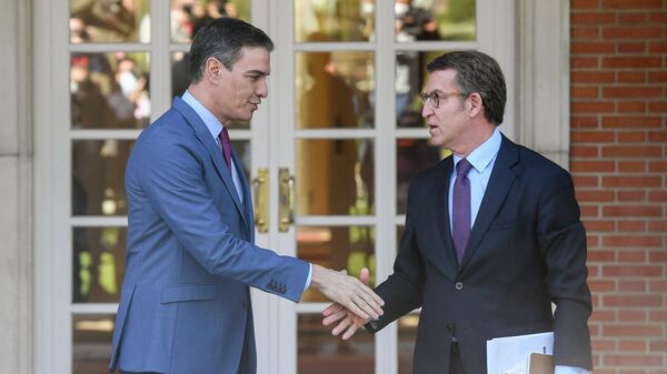 El presidente del Gobierno de España, Pedro Sánchez, recibe en el Palacio de la Moncloa (Madrid) a Alberto Núñez Feijóo, presidente de la comunidad autónoma de Galicia y nuevo líder del conservador Partido Popular  - Sputnik Mundo