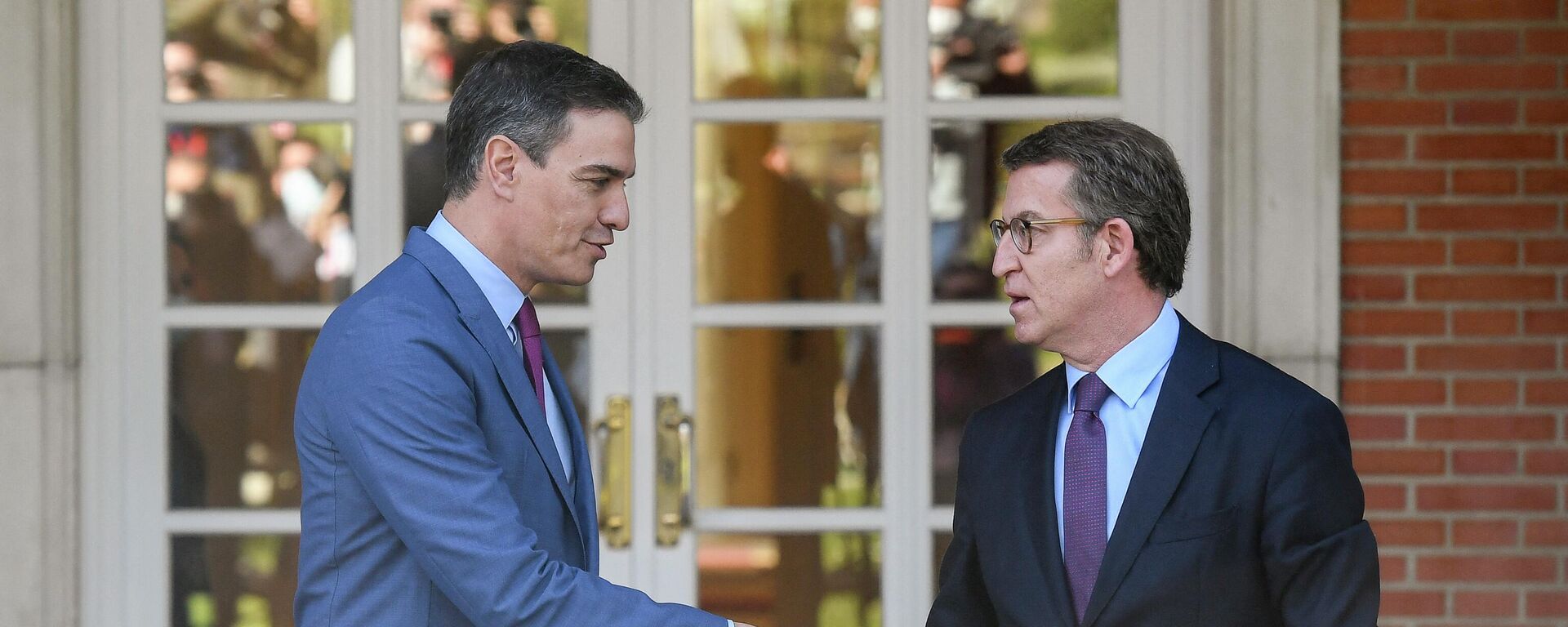 El presidente del Gobierno de España, Pedro Sánchez, recibe en el Palacio de la Moncloa (Madrid) a Alberto Núñez Feijóo, presidente de la comunidad autónoma de Galicia y nuevo líder del conservador Partido Popular  - Sputnik Mundo, 1920, 07.08.2023