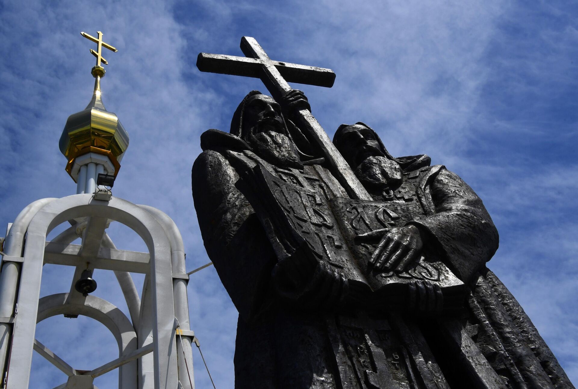 Monumento los hermanos Santos Cirilo y Metodio, creadores de la base del alfabeto cirílico moderno - Sputnik Mundo, 1920, 09.08.2023