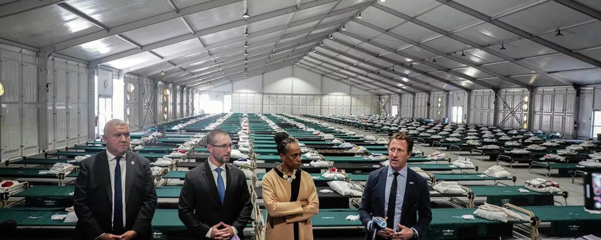 Funcionarios de NY hablan en conferencia desde el centro de atención en la isla Randall en octubre de 2022, cuando el sitio fue habilitado por unas semanas y después desmantelado. El centro volverá a ser habilitado en los próximos días para alebrgar a unas 2.000 personas.  - Sputnik Mundo, 1920, 10.08.2023