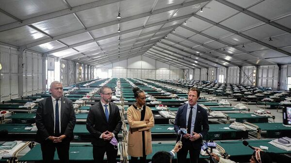 Funcionarios de NY hablan en conferencia desde el centro de atención en la isla Randall en octubre de 2022, cuando el sitio fue habilitado por unas semanas y después desmantelado. El centro volverá a ser habilitado en los próximos días para alebrgar a unas 2.000 personas.  - Sputnik Mundo