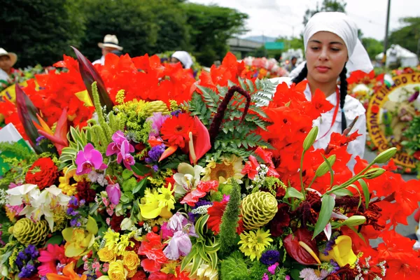 Los participantes de la Feria de las Flores se preparan durante todo un año para este evento. En cada composición se utilizan hasta 70 tipos de flores. Las más populares son rosas, lirios, orquídeas, crisantemos y gladiolos. Los participantes de la Feria de las Flores se preparan durante todo un año para este evento. En cada composición se utilizan hasta 70 tipos de flores. Las más populares son rosas, lirios, orquídeas, crisantemos y gladiolos. - Sputnik Mundo