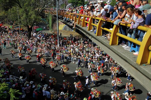 El evento culmina con el Desfile de Silleteros, durante el cual cientos de floricultores locales vestidos con trajes tradicionales recorren orgullosos las calles de la ciudad portando cestas de flores a la espalda como símbolo de la abolición de la esclavitud. - Sputnik Mundo