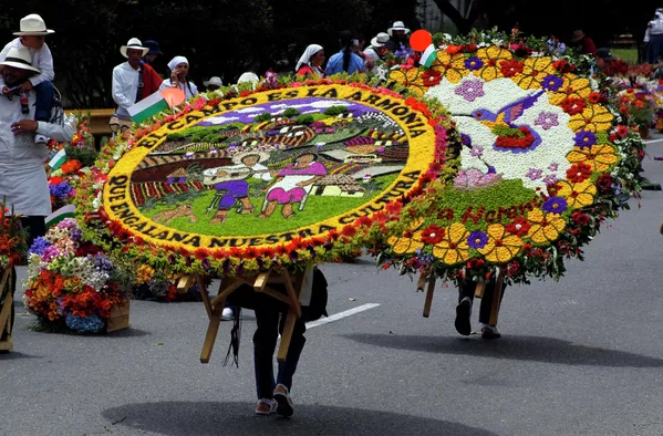 Además de la propia exposición de flores, el festival incluye concursos y conciertos de música, representaciones teatrales, desfiles de carnaval y otros actos. Además de la propia exposición de flores, el festival incluye concursos y conciertos de música, representaciones teatrales, desfiles de carnaval y otros actos. - Sputnik Mundo