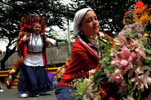 El festival es importante para la economía del país, ya que atrae a decenas de miles de turistas a Colombia cada año. Algunas compañías aéreas incluso organizan vuelos de flores especiales durante el evento.En la foto: varios floricultores se preparan para participar en el Desfile de Silleteros en Medellín. El festival es importante para la economía del país, ya que atrae a decenas de miles de turistas a Colombia cada año. Algunas compañías aéreas incluso organizan vuelos de flores especiales durante el evento.En la foto: varios floricultores se preparan para participar en el Desfile de Silleteros en Medellín. - Sputnik Mundo