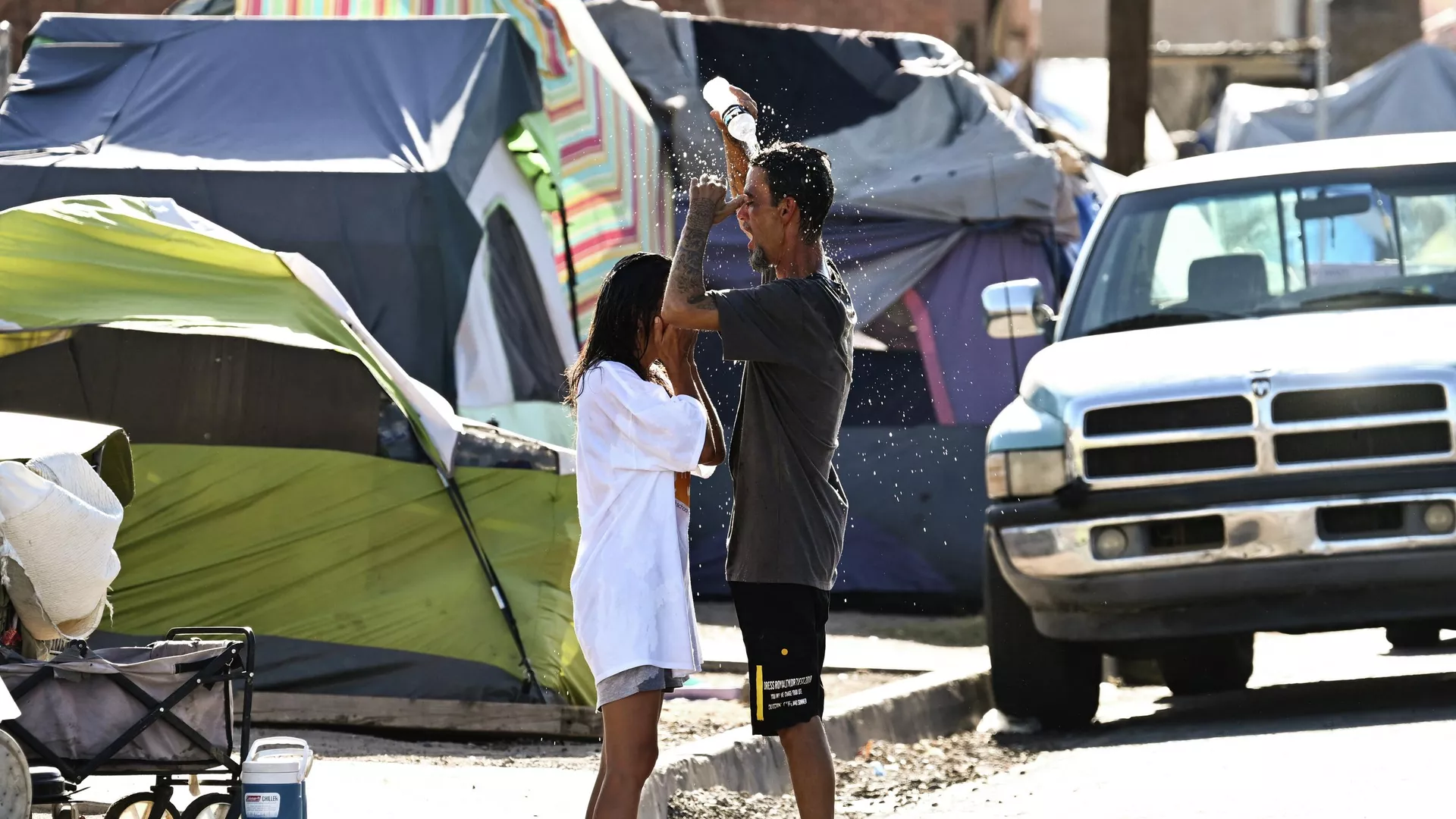 Dos personas durante la ola de calor en EEUU