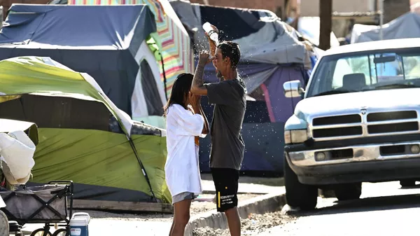 Dos personas durante la ola de calor en EEUU - Sputnik Mundo