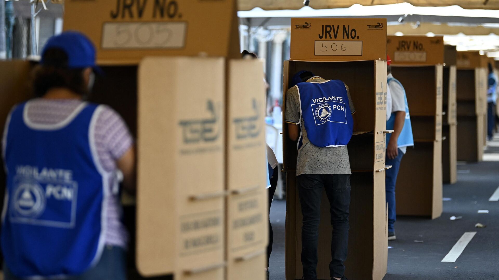 La gente vota durante las elecciones parlamentarias y locales, en San Salvador, el 28 de febrero de 2021 La gente vota durante las elecciones parlamentarias y locales, en San Salvador, el 28 de febrero de 2021 - Sputnik Mundo, 1920, 08.08.2023