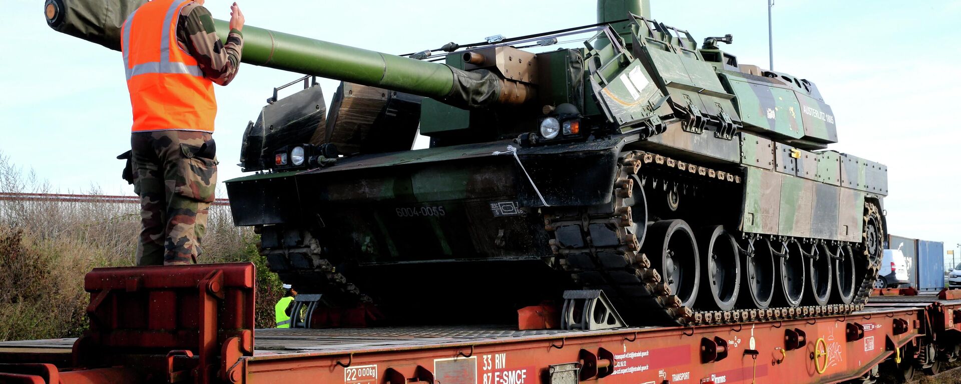 Soldados franceses reparan un tanque francés Leclerc en una base militar de la OTAN en Mourmelon-le-Grand, al noreste de Francia, el 8 de noviembre de 2022  - Sputnik Mundo, 1920, 08.08.2023