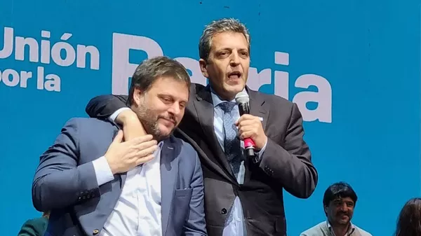 Leandro Santoro y Sergio Massa en el acto de cierre de campaña de Unión por la Patria - Sputnik Mundo