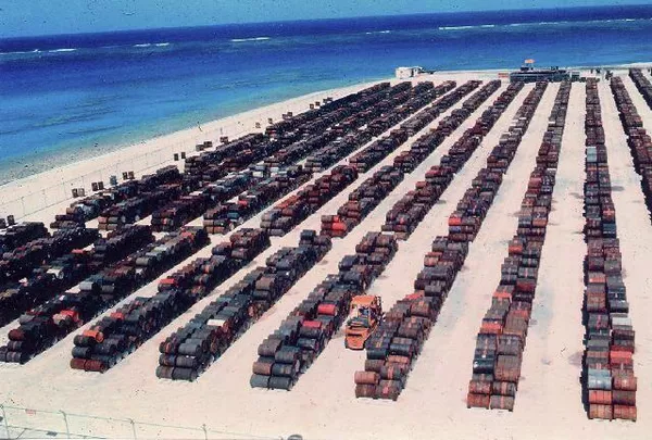 En agosto de 1961, el presidente estadounidense John F. Kennedy autorizó el uso de estos productos químicos en Vietnam, donde se libraba una larga y sangrienta guerra entre el norte del país, apoyado por la Unión Soviética y China, y el sur, apoyado por Estados Unidos y sus aliados.En la foto: barriles de defoliante Agente Naranja en la base estadounidense del atolón Johnston, en el océano Pacífico, 1973. En agosto de 1961, el presidente estadounidense John F. Kennedy autorizó el uso de estos productos químicos en Vietnam, donde se libraba una larga y sangrienta guerra entre el norte del país, apoyado por la Unión Soviética y China, y el sur, apoyado por Estados Unidos y sus aliados.En la foto: barriles de defoliante Agente Naranja en la base estadounidense del atolón Johnston, en el océano Pacífico, 1973. - Sputnik Mundo