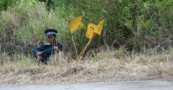 El uso a gran escala de productos químicos por parte de las tropas estadounidenses también provocó la destrucción casi total de los bosques de manglares de Vietnam (500.000 hectáreas), la desaparición de más de 100 especies de aves y la casi extinción de anfibios e insectos, así como una reducción significativa del número de peces en los ríos locales.En la foto: un soldado de la Fuerza Aérea de Vietnam en la frontera de una zona contaminada por dioxinas cerca del aeropuerto de Danang, Vietnam, 2012. El uso a gran escala de productos químicos por parte de las tropas estadounidenses también provocó la destrucción casi total de los bosques de manglares de Vietnam (500.000 hectáreas), la desaparición de más de 100 especies de aves y la casi extinción de anfibios e insectos, así como una reducción significativa del número de peces en los ríos locales.En la foto: un soldado de la Fuerza Aérea de Vietnam en la frontera de una zona contaminada por dioxinas cerca del aeropuerto de Danang, Vietnam, 2012. - Sputnik Mundo