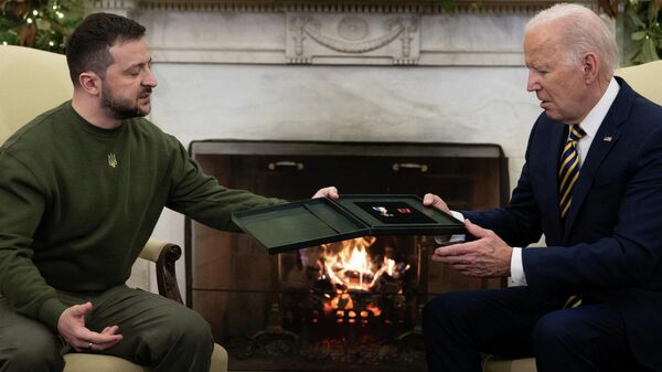 El presidente de Ucrania, Volodímir Zelenski, y su par de EEUU, Joe Biden, durante un encuentro en la Casa Blanca en diciembre de 2022 - Sputnik Mundo