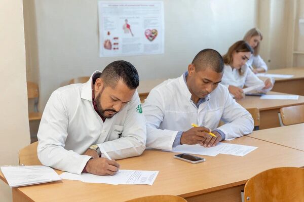 Estudiantes colombianos Payárez Sánchez Carlos Miguel y Miranda Pertus Marco Antonio en la Universidad Estatal de Medicina de Tiumén, Rusia - Sputnik Mundo