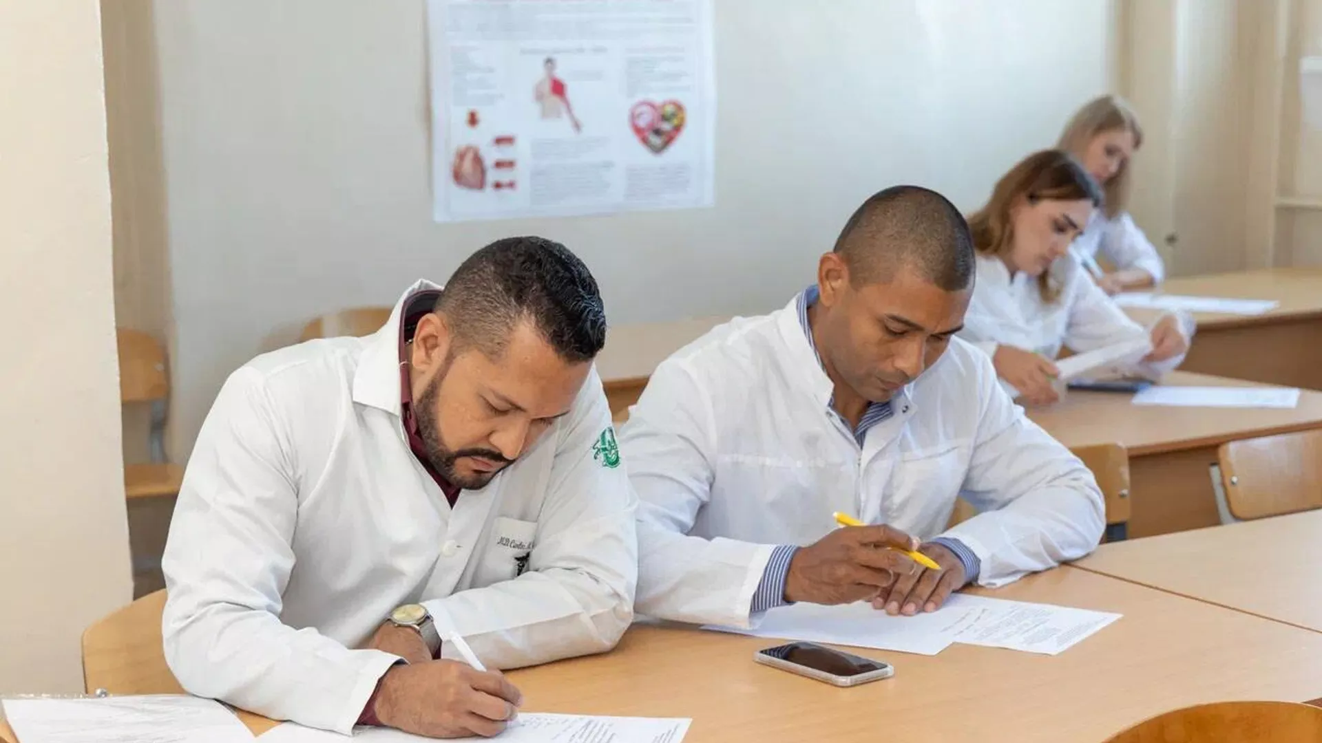Estudiantes colombianos Payárez Sánchez Carlos Miguel y Miranda Pertus Marco Antonio en la Universidad Estatal de Medicina de Tiumén, Rusia