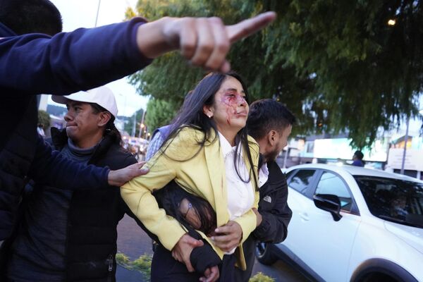 La votación de las elecciones presidenciales de Ecuador, a las que Villavicencio debía presentarse, está prevista para el 20 de agosto. Cuatro candidatos presidenciales anunciaron la suspensión de sus campañas debido al asesinato de su rival. En la foto: una mujer herida durante el atentado contra Fernando Villavicencio abandona el lugar del ataque acompañada de otros participantes del mitin. - Sputnik Mundo