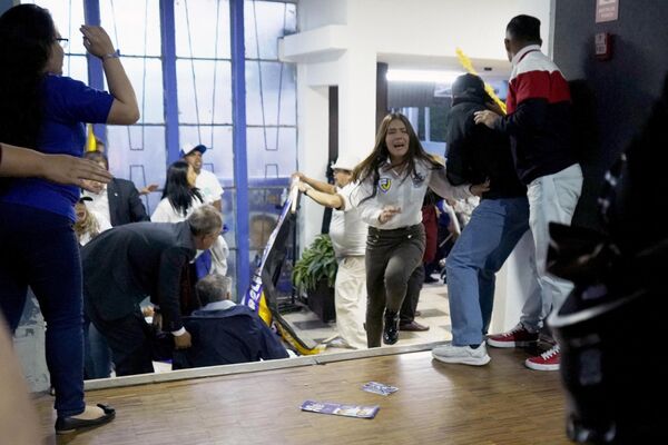 Fernando Villavicencio, experiodista de 59 años, murió tiroteado a la salida de un recinto educativo en Quito tras un mitin electoral. Era uno de los ocho candidatos presidenciales de Ecuador y se presentaba por el Movimiento Construye. En la foto: Las personas se dispersan después de que Fernando Villavicencio fuera atacado frente a una escuela secundaria en Quito. - Sputnik Mundo