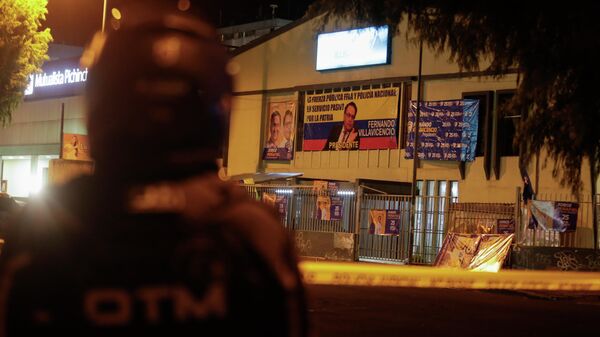 Un policía asegura está frente la escuela donde el candidato presidencial Fernando Villavicencio fue asesinado, Quito, Ecuador, el 9 de agosto de 2023. - Sputnik Mundo