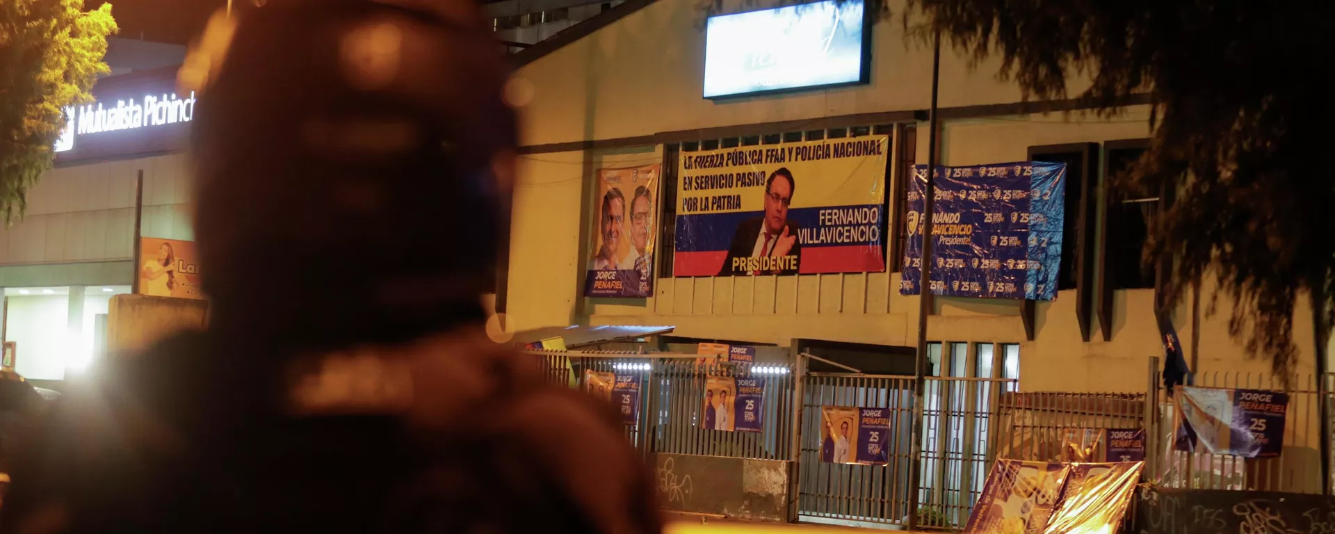 Un policía asegura está frente la escuela donde el candidato presidencial Fernando Villavicencio fue asesinado, Quito, Ecuador, el 9 de agosto de 2023 - Sputnik Mundo, 1920, 10.08.2023