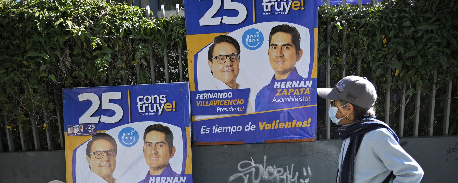 Una mujer mira pancartas electorales que representan al candidato presidencial ecuatoriano Fernando Villavicencio, Quito, el 10 de agosto de 2023 - Sputnik Mundo, 1920, 10.08.2023