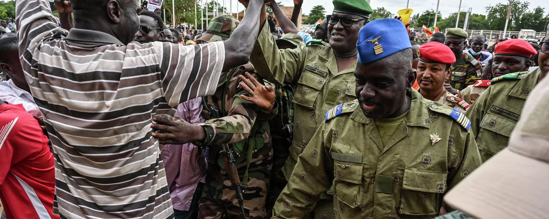 El coronel mayor Amadou Abdramane y el general Mohamed Toumba, del Consejo Nacional para la Salvaguarda de la Patria (CNSP) de Níger, son recibidos por sus partidarios a su llegada al estadio General Seyni Kountche de Niamey, el 6 de agosto de 2023. El coronel mayor Amadou Abdramane y el general Mohamed Toumba, del Consejo Nacional para la Salvaguarda de la Patria (CNSP) de Níger, son recibidos por sus partidarios a su llegada al estadio General Seyni Kountche de Niamey, el 6 de agosto de 2023. - Sputnik Mundo, 1920, 18.08.2023