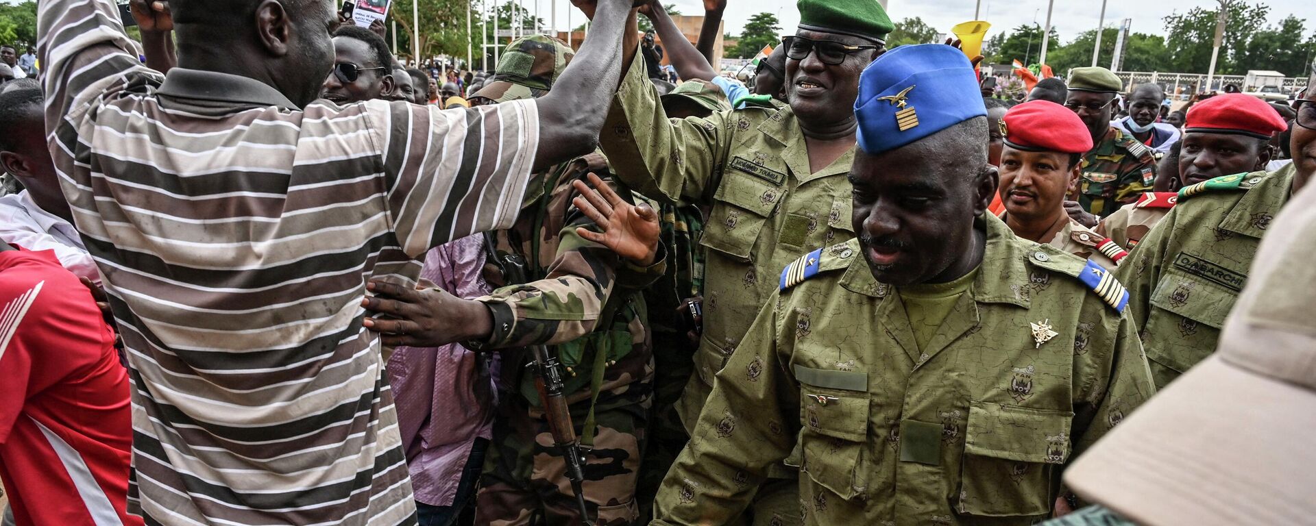 El coronel mayor Amadou Abdramane y el general Mohamed Toumba, del Consejo Nacional para la Salvaguarda de la Patria (CNSP) de Níger, son recibidos por sus partidarios a su llegada al estadio General Seyni Kountche de Niamey, el 6 de agosto de 2023.  - Sputnik Mundo, 1920, 18.08.2023