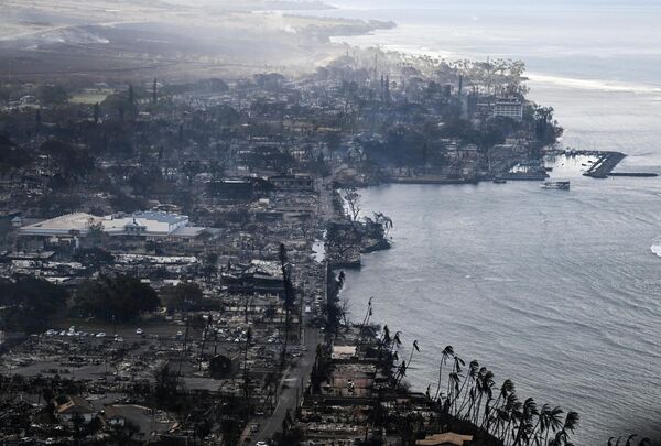 Un tornado de fuego ha destruido casi por completo uno de los centros turísticos más populares de Hawái, Lahaina. Solo quedan cenizas de la mayor parte de la ciudad, que antes era descrita como un paraíso. - Sputnik Mundo