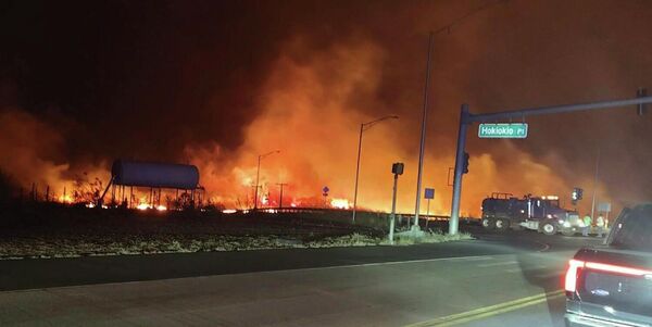 El fuego rodeó repentinamente la localidad el martes 8 de agosto. Las llamas envolvieron los edificios y debido a los fuertes vientos se propagaron tan rápidamente que la gente se vio obligada a saltar al océano para escapar del fuego. Otros abandonaron la ciudad en automóviles, casi a ciegas, conduciendo por calles envueltas en llamas. Los testigos presenciales comparan lo que vieron con una película de terror. - Sputnik Mundo