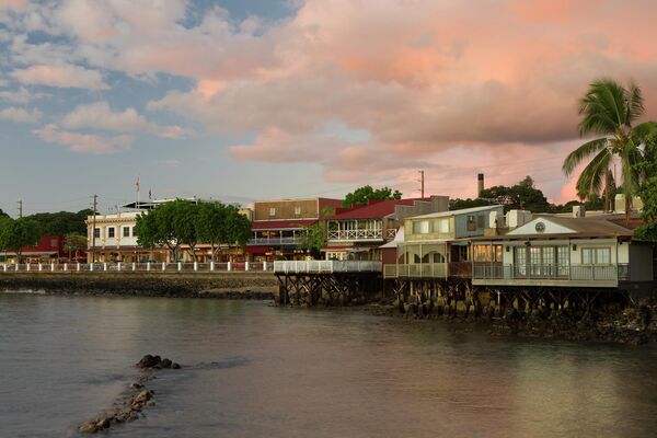 Este es el aspecto que tenía el puerto de Lahaina, en la isla de Maui, Hawái, antes de la catástrofe. - Sputnik Mundo