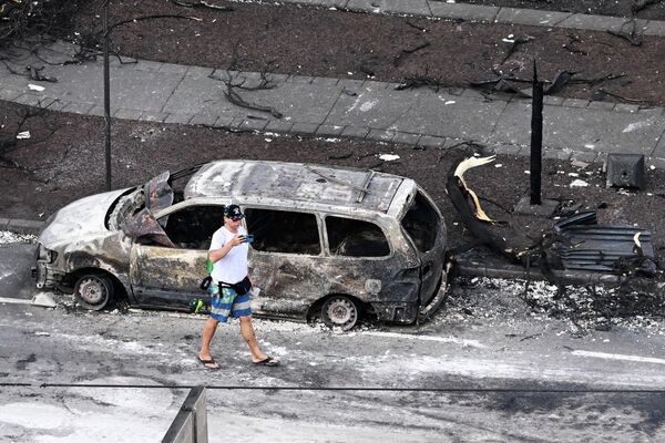 Muchas autopistas están paralizadas por la alta congestión y las autoridades piden en vano que se despejen para los bomberos, que no logran así acceder a la zona siniestrada. El fuego no puede extinguirse desde el aire: las ráfagas de viento no permiten arrojar agua sobre las zonas afectadas. - Sputnik Mundo