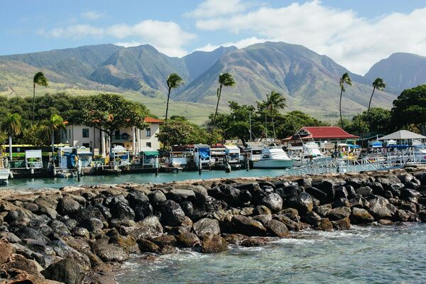 Hawái sufrió una sequía durante todo el verano, y a principios de agosto se formó un anticiclón sobre el norte del archipiélago, que trajo temperaturas calurosas y días soleados. Al mismo tiempo, se produjo en el Pacífico la potente tormenta tropical Dora. En la foto: el puerto de Lahaina en un soleado día de verano. - Sputnik Mundo