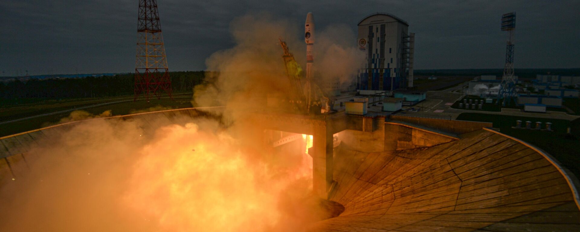 El vehículo de lanzamiento Soyuz-2.1b con la estación Luna-25 despega desde el cosmódromo de Vostochni, Rusia - Sputnik Mundo, 1920, 11.08.2023