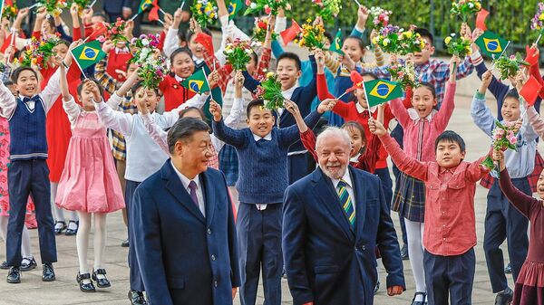 Los presidentes de China, Xi Jinping, y de Brasil, Luiz Inácil Lula da Silva, durante una reunión oficial en el Gran Palacio del Pueblo, Pekín, China, 14 de abril de 2023.  - Sputnik Mundo