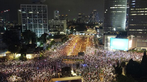 Una imagen de la protesta contra la reforma judicial del primer ministro Benjamin Netanyahu realizada en Tel Aviv el sábado 12 de agosto - Sputnik Mundo