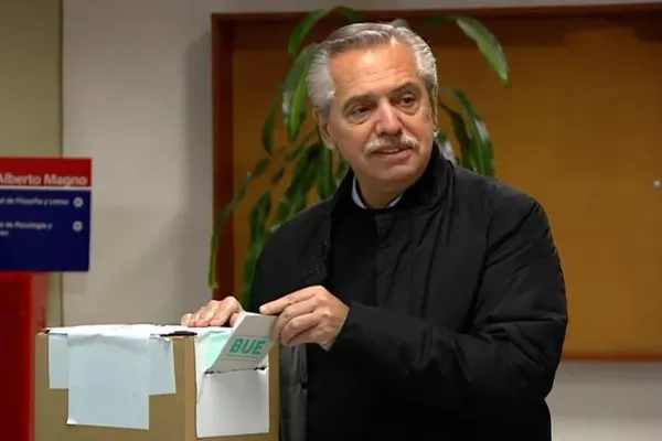 El presidente Alberto Fernández votó en la Universidad Católica Argentina (UCA), en la Ciudad Autónoma de Buenos Aires - Sputnik Mundo