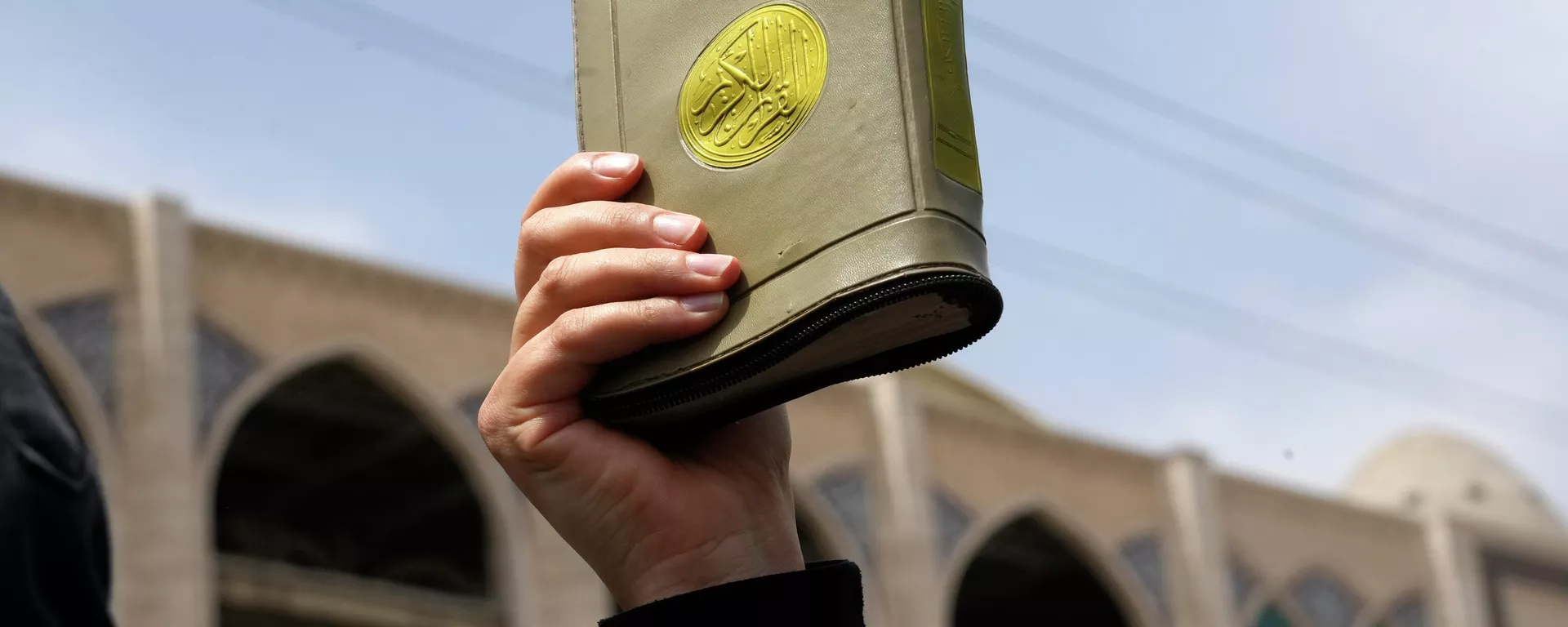 Un fiel sostiene una copia del Corán durante una protesta contra Suecia el pasado 21 de julio en Teherán, Irán. Un fiel sostiene una copia del Corán durante una protesta contra Suecia el pasado 21 de julio en Teherán, Irán. - Sputnik Mundo, 1920, 18.08.2023