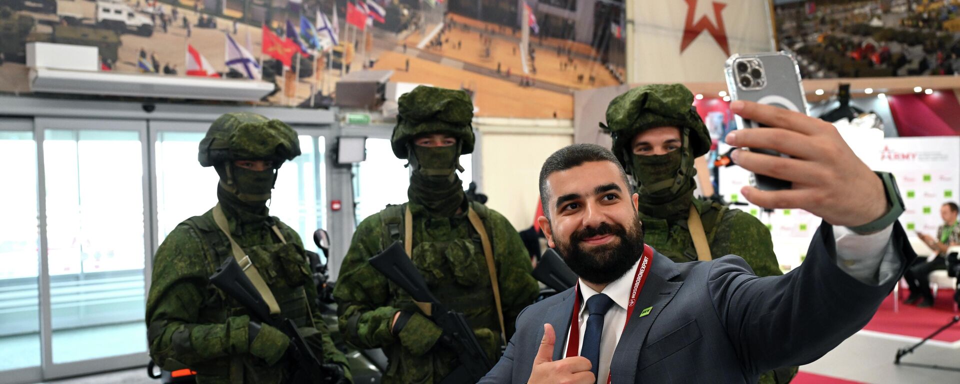 Посетитель фотографируется на Международном военно-техническом форуме АРМИЯ-2023, Россия Посетитель фотографируется на Международном военно-техническом форуме АРМИЯ-2023, Россия - Sputnik Mundo, 1920, 14.08.2023