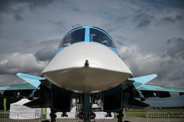 El foro se inauguró con una exposición de avances en aviación, en la que se presentaron modernos drones, armamento aéreo y helicópteros. En la foto: cazabombardero Su-34 de las Fuerzas Armadas rusas. - Sputnik Mundo