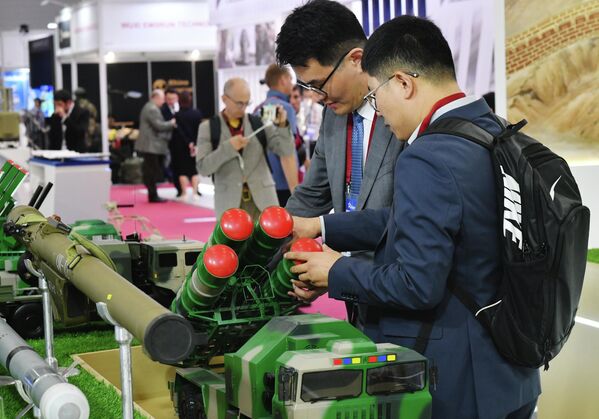 Maquetas de equipos militares y armas en el stand del Ministerio de Defensa chino. - Sputnik Mundo