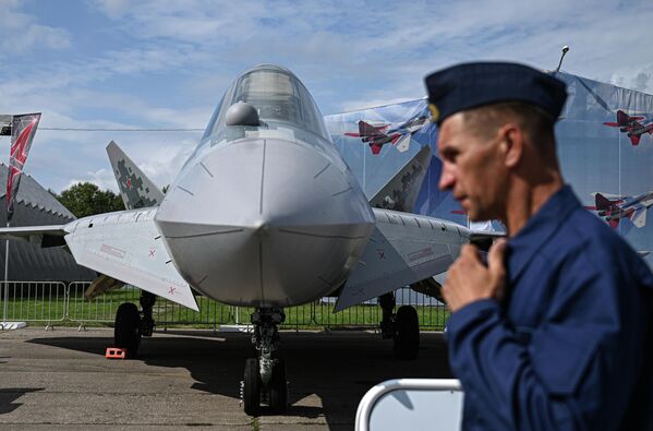 El foro contará con una exposición separada dedicada a los equipos que demostraron su eficacia en el campo de batalla durante la operación militar especial rusa, cuyo fin es defender la región de Donbás. En la foto: el caza de quinta generación Su-57 de las Fuerzas Armadas rusas. - Sputnik Mundo