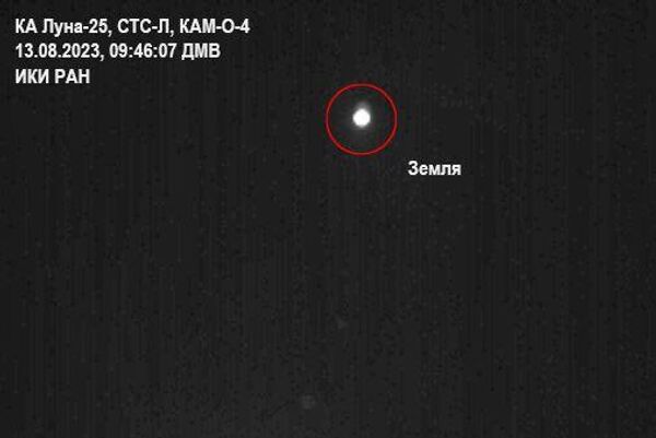 La imágen con la Tierra al fondo transmitida por la estación rusa Luna-25 - Sputnik Mundo