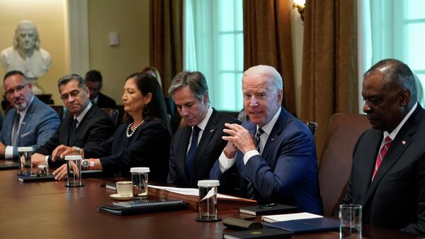 El presidente Joe Biden habla durante una reunión con su Gabinete en la Sala del Gabinete de la Casa Blanca en Washington, martes 20 de julio de 2021. De izquierda a derecha, el Secretario de Educación Miguel Cardona, el Secretario de Salud y Servicios Humanos Xavier Becerra, la Secretaria del Interior Deb Haaland, el Secretario de Estado Antony Blinken, Biden y el Secretario de Defensa Lloyd Austin. - Sputnik Mundo