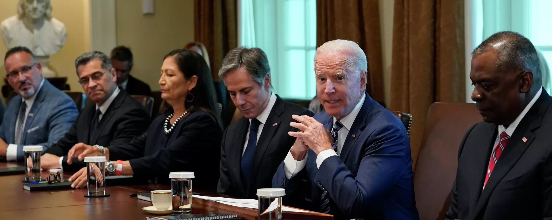 El presidente Joe Biden habla durante una reunión con su Gabinete en la Sala del Gabinete de la Casa Blanca en Washington, martes 20 de julio de 2021. De izquierda a derecha, el Secretario de Educación Miguel Cardona, el Secretario de Salud y Servicios Humanos Xavier Becerra, la Secretaria del Interior Deb Haaland, el Secretario de Estado Antony Blinken, Biden y el Secretario de Defensa Lloyd Austin. - Sputnik Mundo, 1920, 14.08.2023