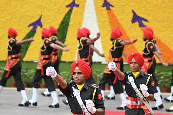 El 15 de agosto la India celebra el principal día festivo: el Día de la Independencia. Las principales celebraciones tuvieron lugar en el centro de Nueva Deli. El primer ministro Narendra Modi llegó allí sobre las 7:00 hora local y, tras recibir un informe del comandante de la guardia de honor, se dirigió a la antigua ciudadela Fuerte Rojo, donde izó la bandera nacional de la India. El 15 de agosto la India celebra el principal día festivo: el Día de la Independencia. Las principales celebraciones tuvieron lugar en el centro de Nueva Deli. El primer ministro Narendra Modi llegó allí sobre las 7:00 hora local y, tras recibir un informe del comandante de la guardia de honor, se dirigió a la antigua ciudadela Fuerte Rojo, donde izó la bandera nacional de la India. - Sputnik Mundo