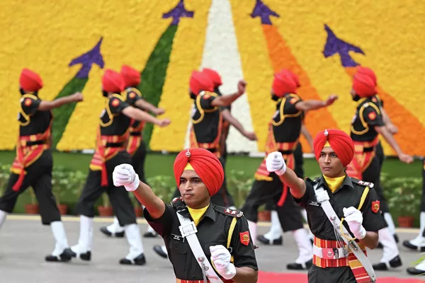 El 15 de agosto la India celebra el principal día festivo: el Día de la Independencia. Las principales celebraciones tuvieron lugar en el centro de Nueva Deli. El primer ministro Narendra Modi llegó allí sobre las 7:00 hora local y, tras recibir un informe del comandante de la guardia de honor, se dirigió a la antigua ciudadela Fuerte Rojo, donde izó la bandera nacional de la India. - Sputnik Mundo
