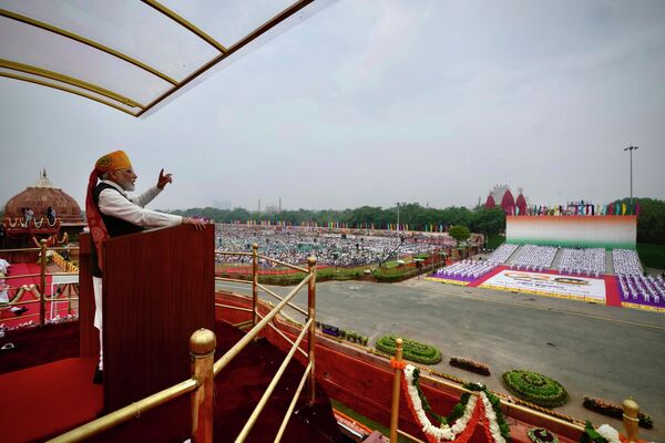 Desde los muros del Fuerte Rojo, Modi se dirigió a la nación en un discurso de más de una hora en el que auguró "mil años de grandeza" para la India tras "1.000 años de esclavitud". Desde los muros del Fuerte Rojo, Modi se dirigió a la nación en un discurso de más de una hora en el que auguró "mil años de grandeza" para la India tras "1.000 años de esclavitud". - Sputnik Mundo