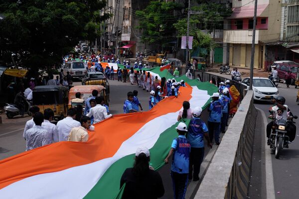 Una bandera nacional gigante durante las celebraciones del Día de la Independencia de la India en una calle de Hyderabad. Una bandera nacional gigante durante las celebraciones del Día de la Independencia de la India en una calle de Hyderabad. - Sputnik Mundo