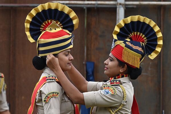 Los participantes se preparan para la procesión del Día de la Independencia de la India en Hyderabad. Los participantes se preparan para la procesión del Día de la Independencia de la India en Hyderabad. - Sputnik Mundo