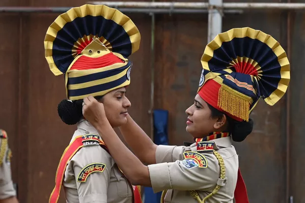 Los participantes se preparan para la procesión del Día de la Independencia de la India en Hyderabad. - Sputnik Mundo