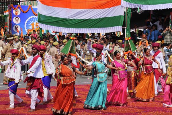 La mayoría de los líderes mundiales, incluido el presidente ruso, Vladímir Putin, felicitaron a la India por su Día de la Independencia. En la foto: participantes en el concierto del Día de la Independencia de la India en Lucknow, estado Uttar Pradesh. La mayoría de los líderes mundiales, incluido el presidente ruso, Vladímir Putin, felicitaron a la India por su Día de la Independencia. En la foto: participantes en el concierto del Día de la Independencia de la India en Lucknow, estado Uttar Pradesh. - Sputnik Mundo